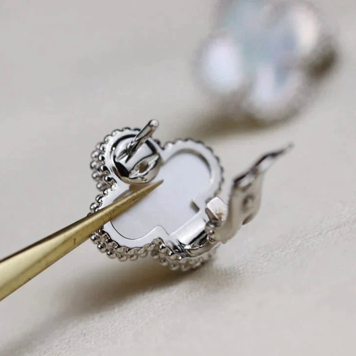 ¡®lume Jewelry¡¯CLOVER MEDIUM 1 MOTIFS WHITE MOP EARRINGS SILVER