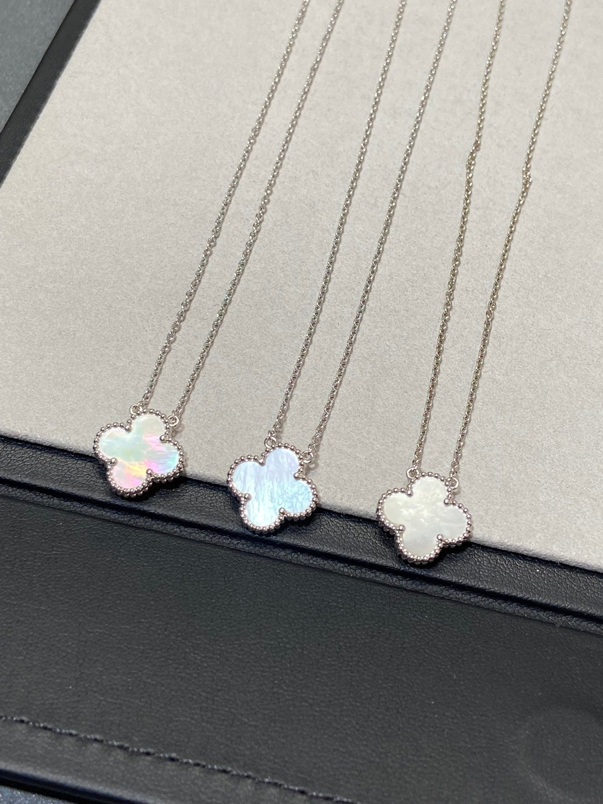 ¡®lume Jewelry¡¯CLOVER MEDIUM SILVER WHITE MOP NECKLACE