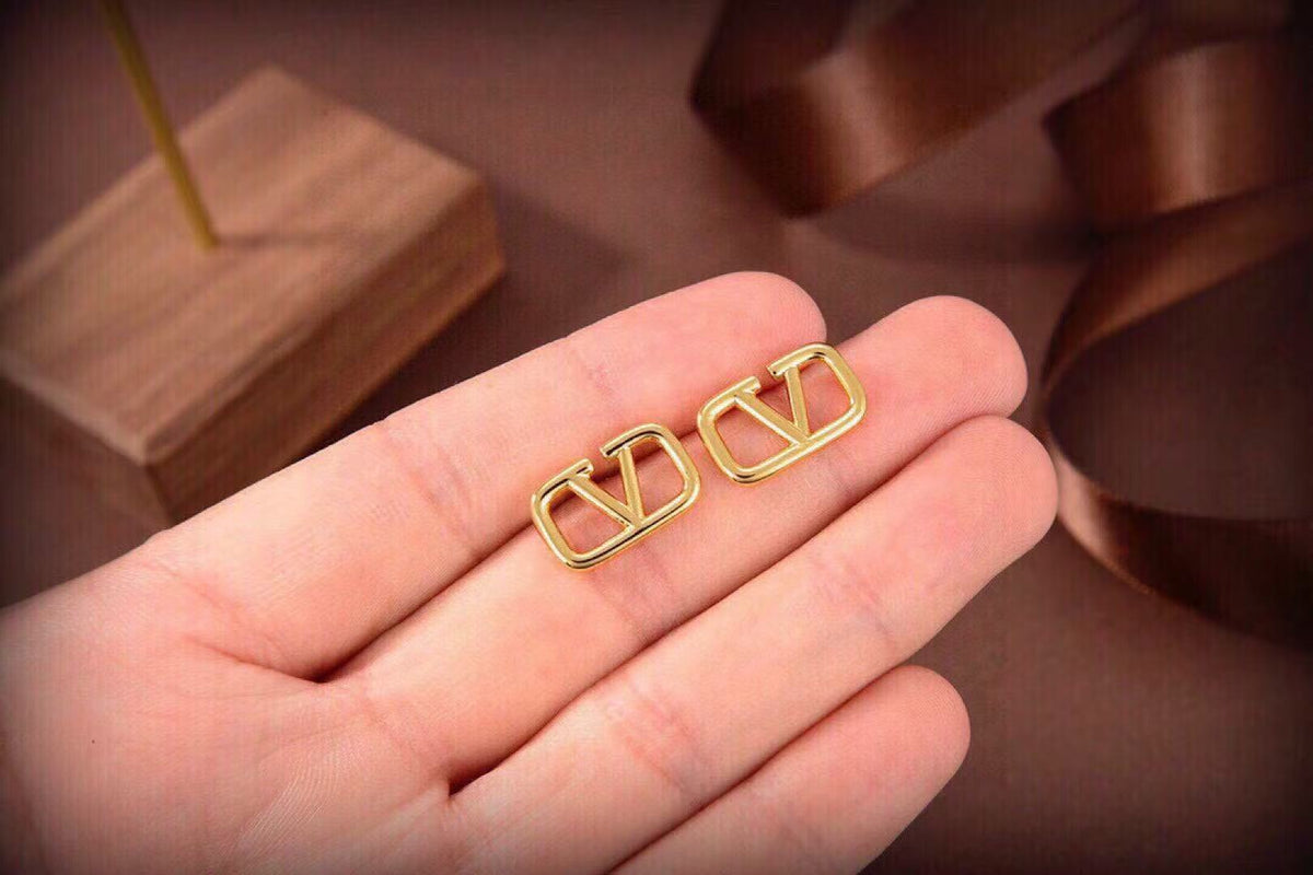 [lume Jewelry]Gold V-shaped stud earrings