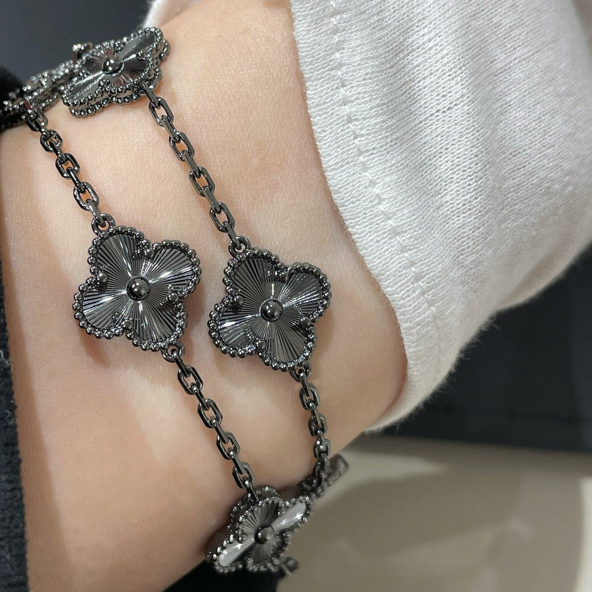 [lume Jewelry]New CLOVER 5 MOTIF BLACK BRACELET