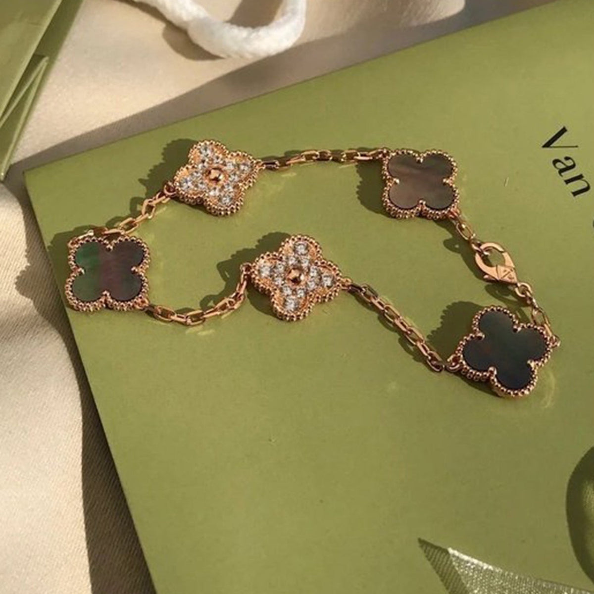 [lume Jewelry]New CLOVER 5 MOTIF GRAY MOP BRACELET COLLECTION