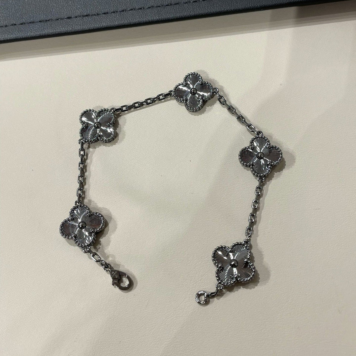 [lume Jewelry]New CLOVER 5 MOTIF BLACK BRACELET