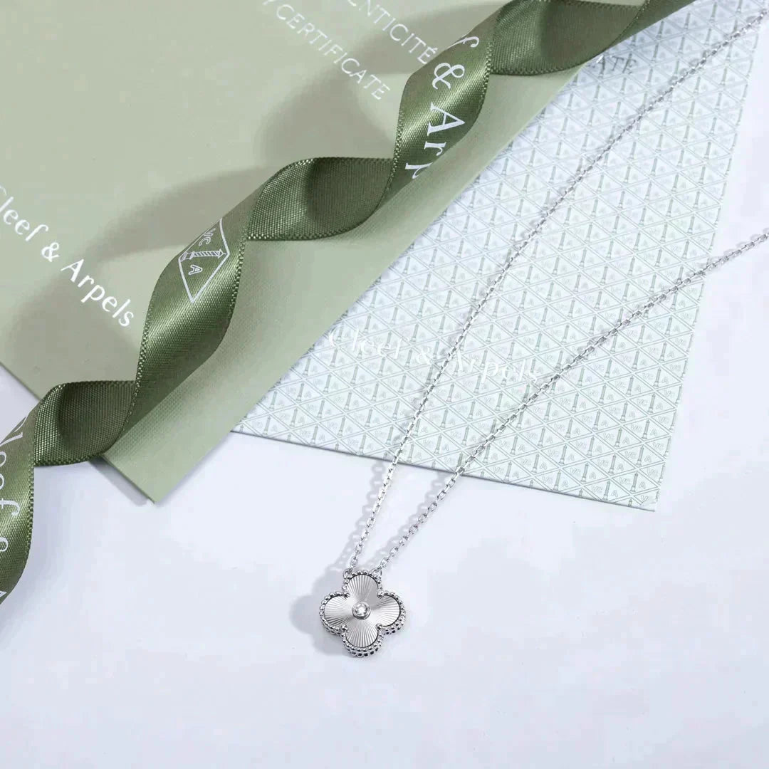 ¡®lume Jewelry¡¯CLOVER  15MM DIAMOND LASER NECKLACE SILVER