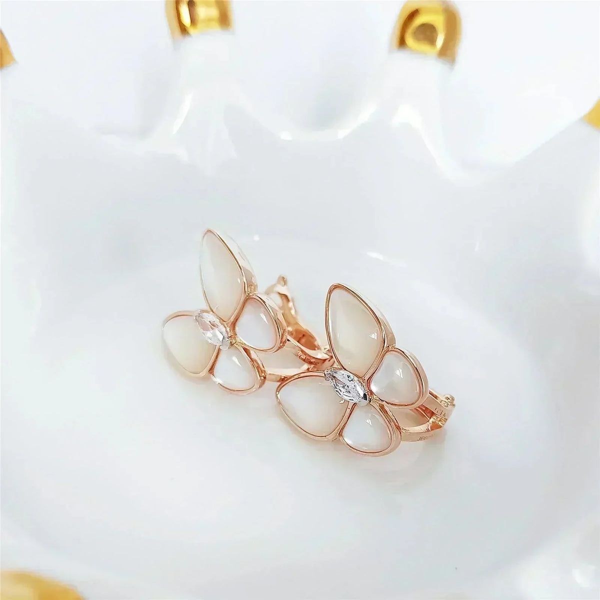 ¡®lume Jewelry¡¯BUTTERFLY MOP DIAMOND EARRINGS