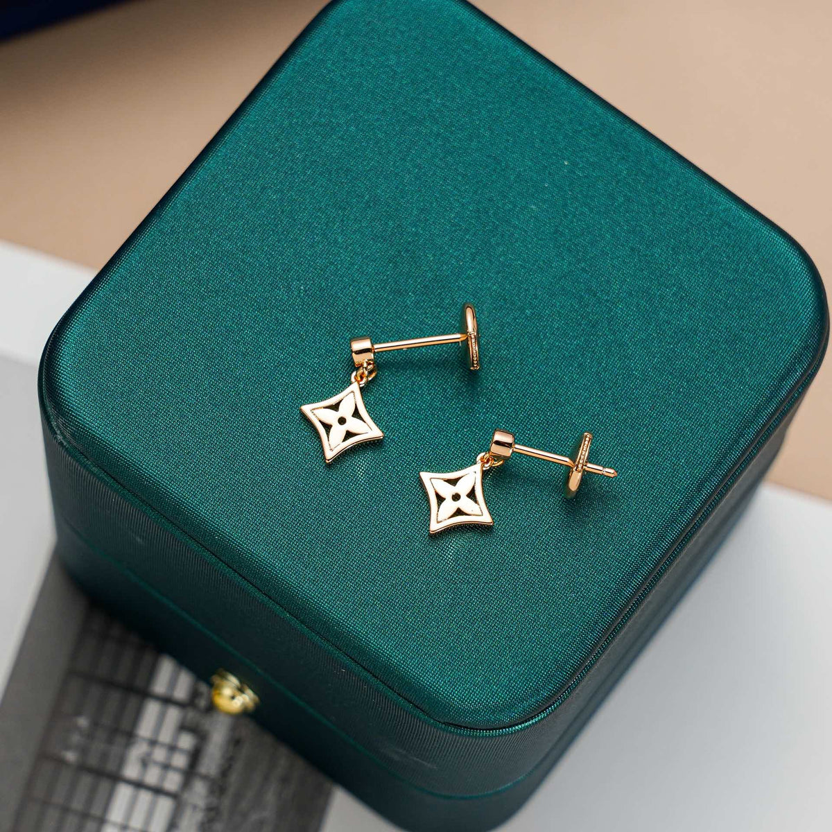 ¡®lume Jewelry¡¯STAR EARRINGS GOLD
