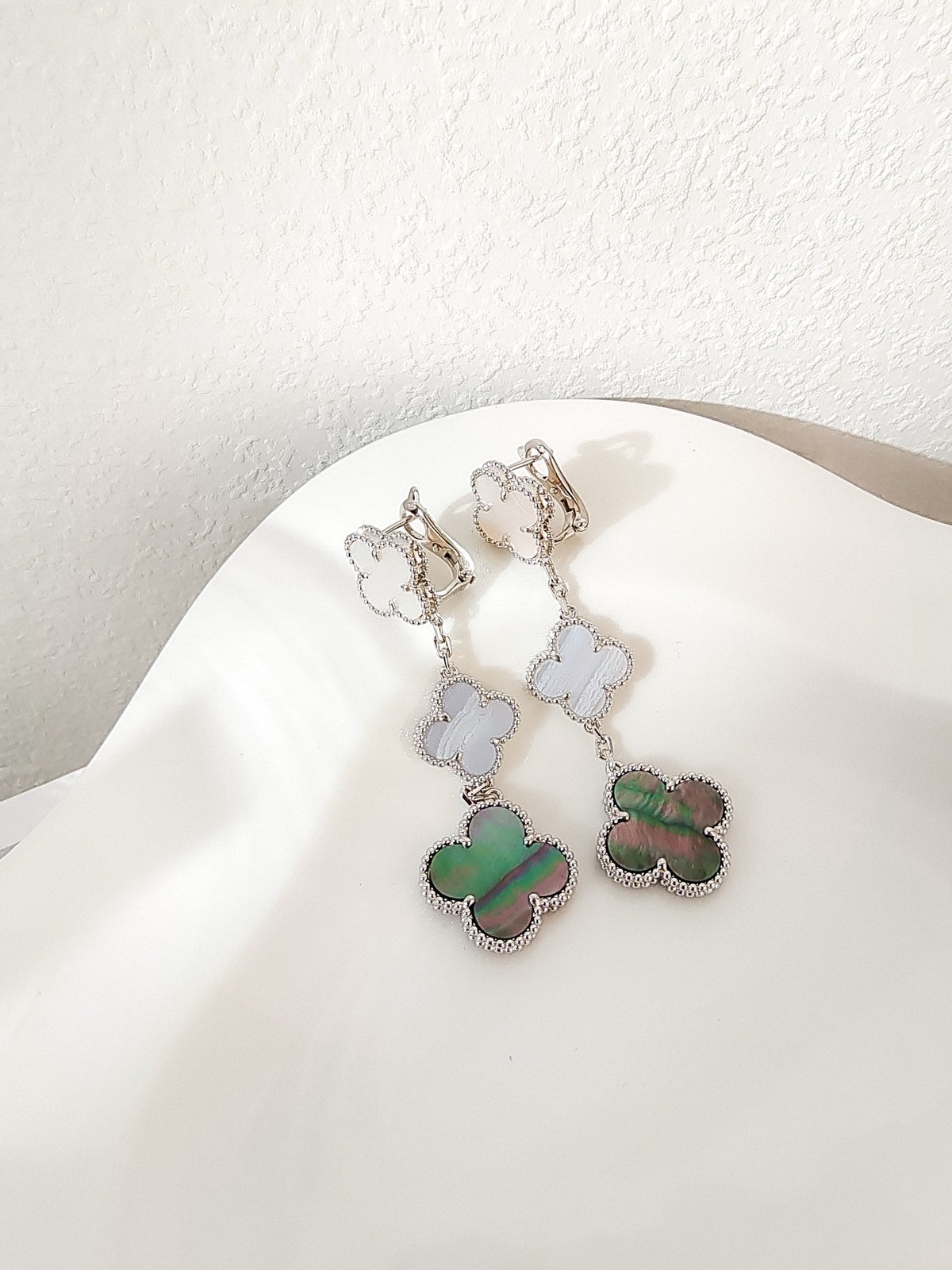 ¡®lume Jewelry¡¯CLOVER 3 MOTIFS CHALCEDONY DARK MOP SILVER EARRINGS