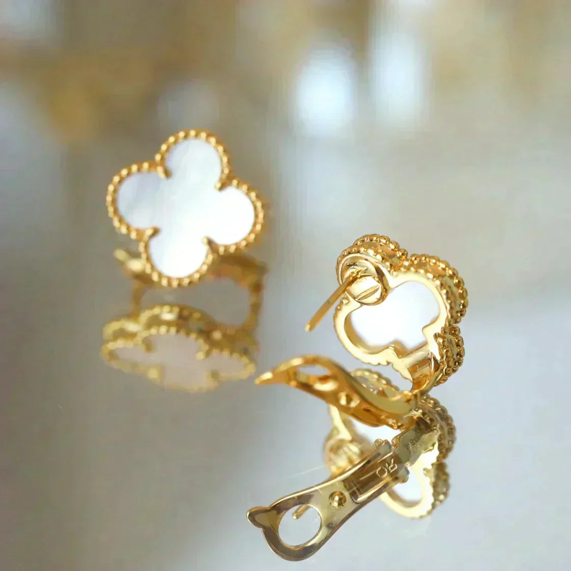 ¡®lume Jewelry¡¯CLOVER MEDIUM 1 MOTIFS  WHITE MOP STUD EARRINGS