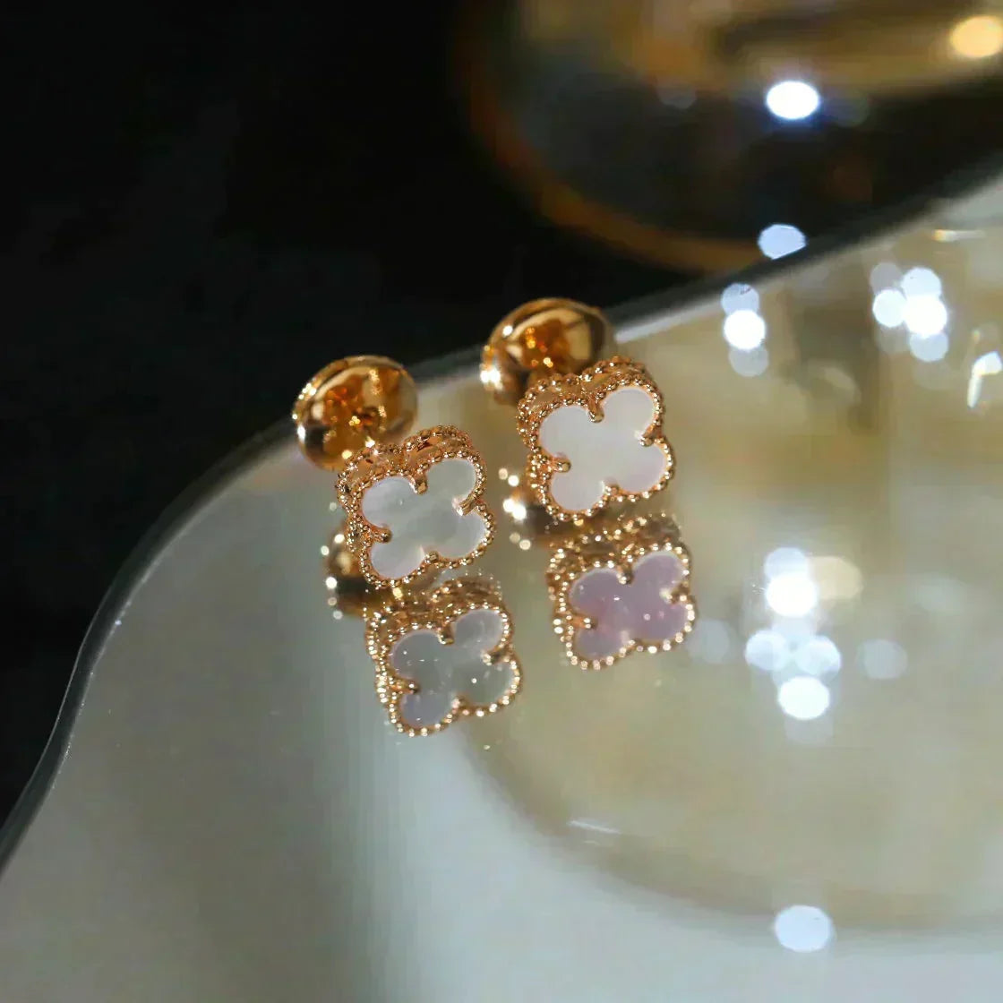 ¡®lume Jewelry¡¯CLOVER MINI 9.5MM WHITE MOP EARRINGS
