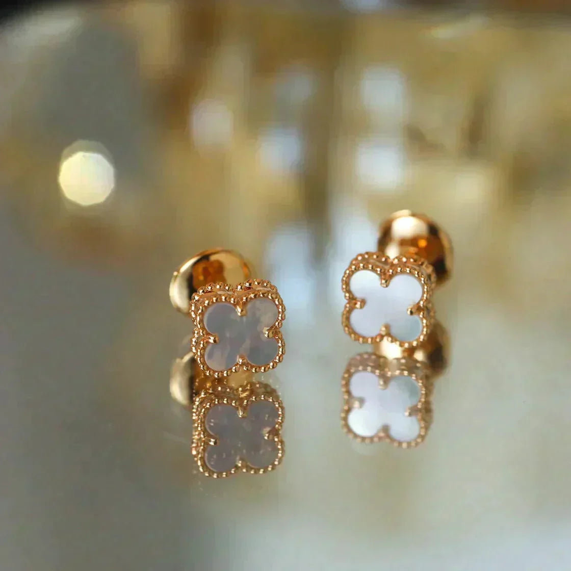 ¡®lume Jewelry¡¯CLOVER MINI 9.5MM WHITE MOP EARRINGS
