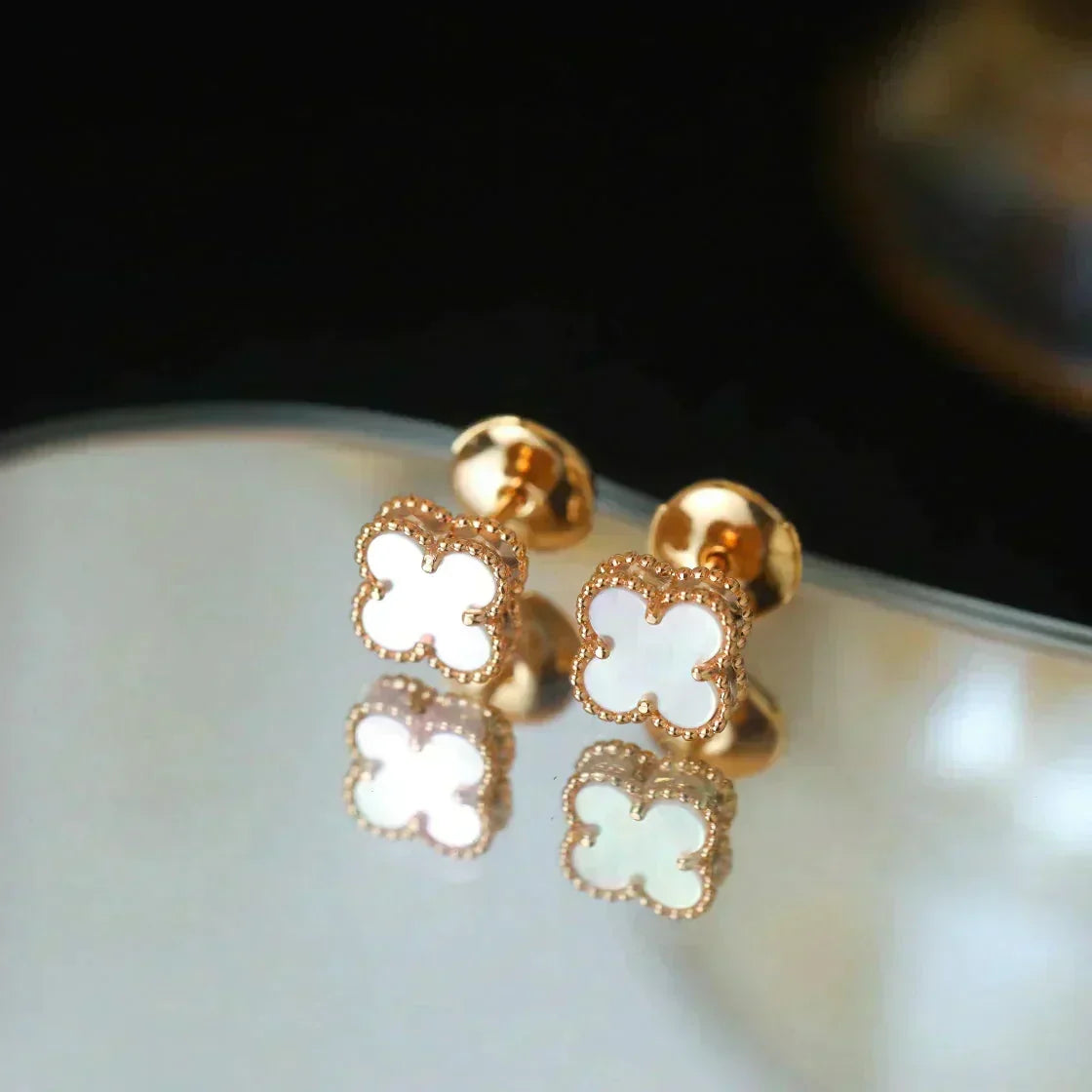 ¡®lume Jewelry¡¯CLOVER MINI 9.5MM WHITE MOP EARRINGS