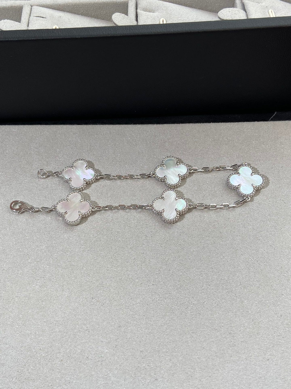 [lume Jewelry]New CLOVER WHITE PEARL MOP 5 MOTIF BRACELET COLLECTION