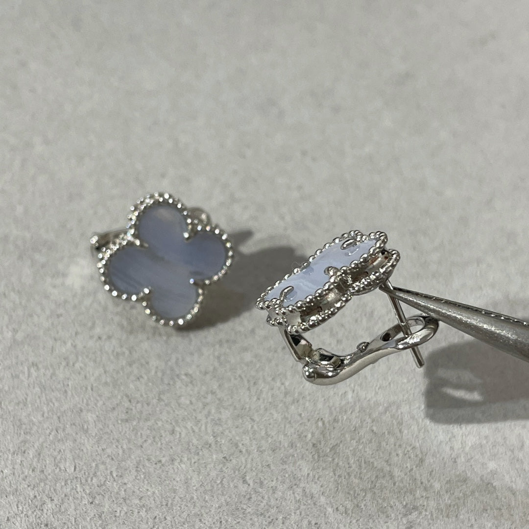 ¡®lume Jewelry¡¯CLOVER CHALCEDONY SILVER STUD EARRINGS