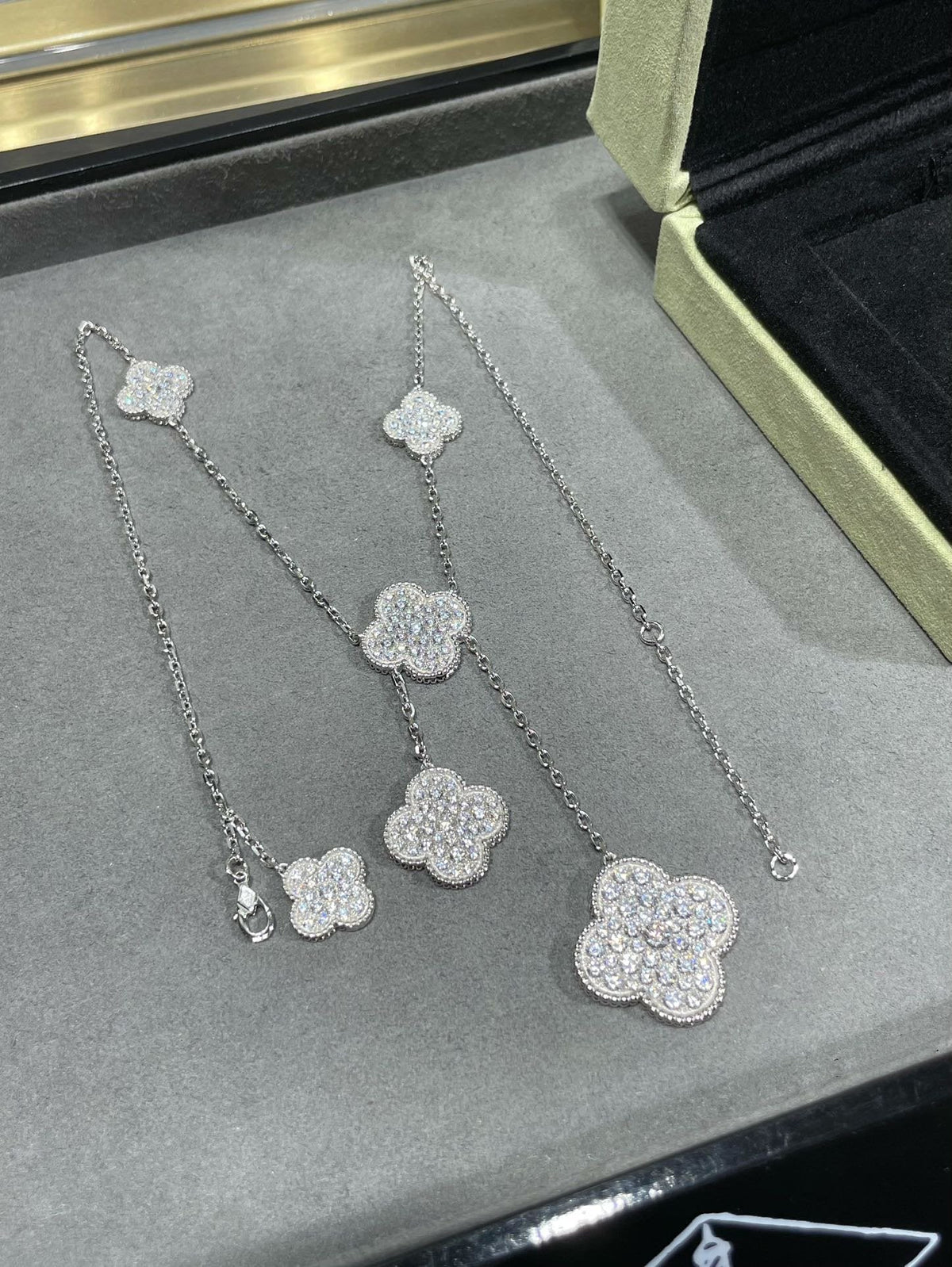 ¡®lume Jewelry¡¯CLOVER 6 MOTIF DIAMOND PAVED NECKLACE