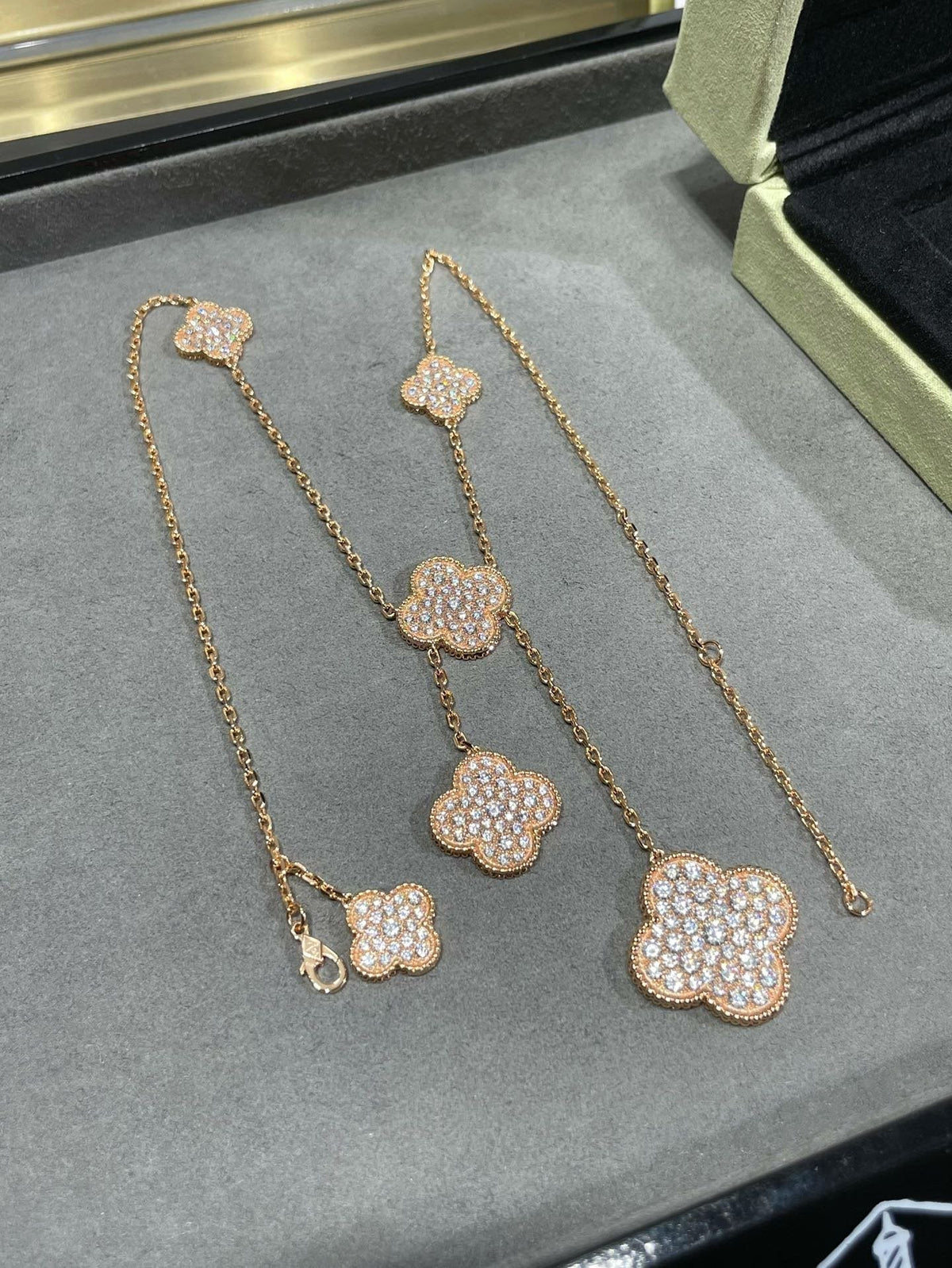 ¡®lume Jewelry¡¯CLOVER 6 MOTIF DIAMOND PAVED NECKLACE