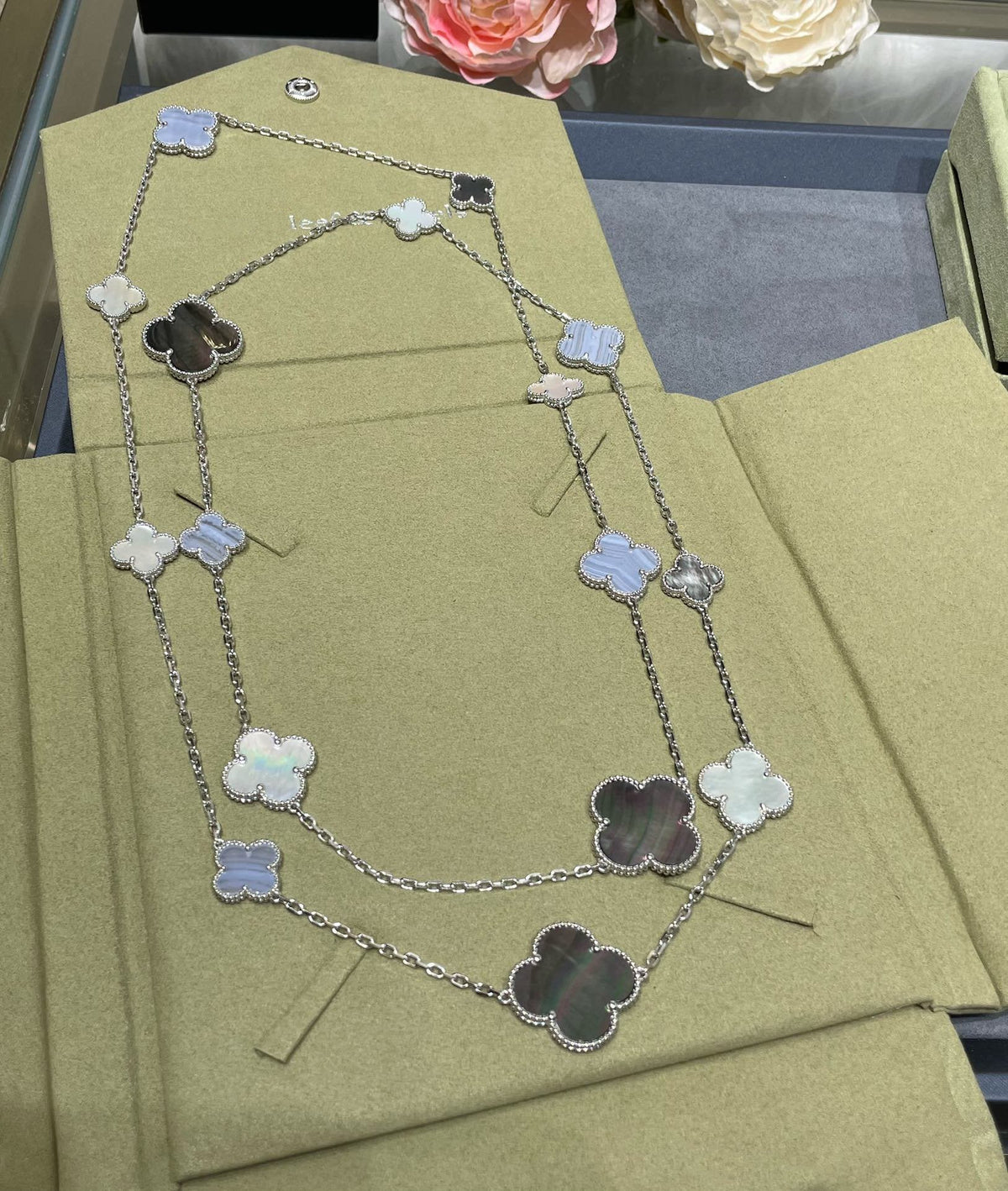 ¡®lume Jewelry¡¯CLOVER 16 MOTIF CHALCEDONY MOP SILVER NECKLACE
