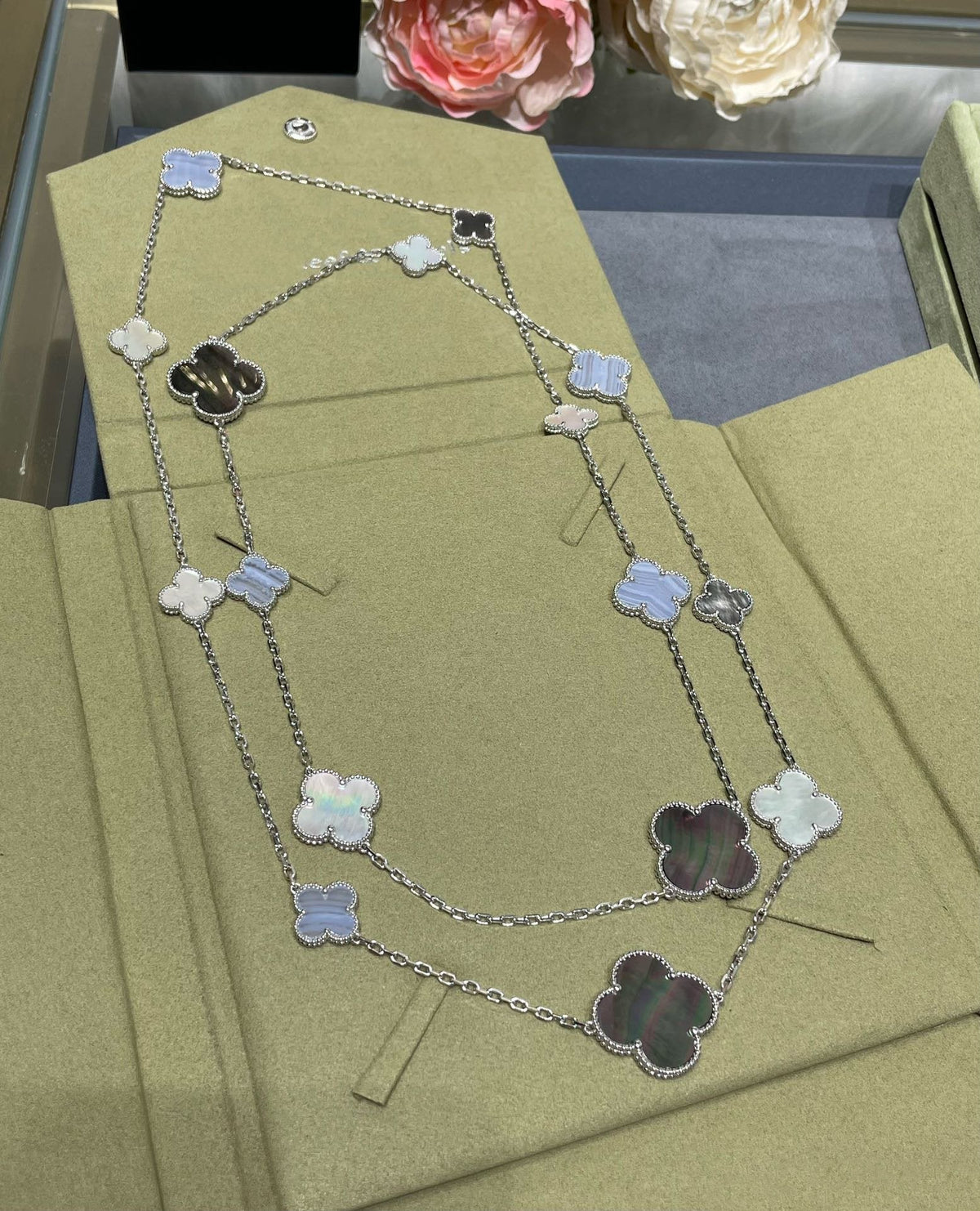 ¡®lume Jewelry¡¯CLOVER 16 MOTIF CHALCEDONY MOP SILVER NECKLACE
