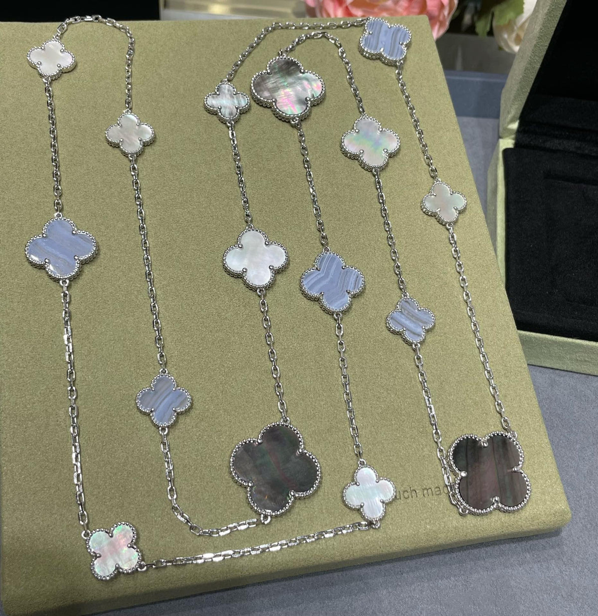 ¡®lume Jewelry¡¯CLOVER 16 MOTIF CHALCEDONY MOP SILVER NECKLACE