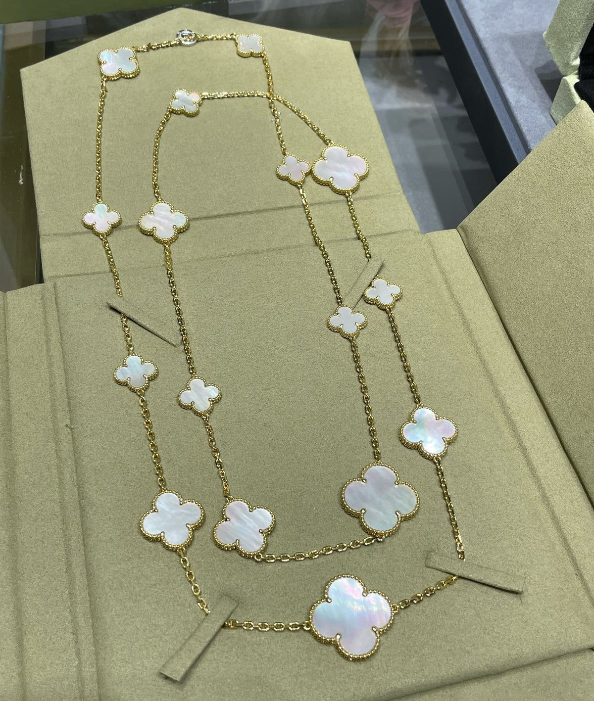 ¡®lume Jewelry¡¯CLOVER 16 MOTIF WHITE MOP GOLD NECKLACE