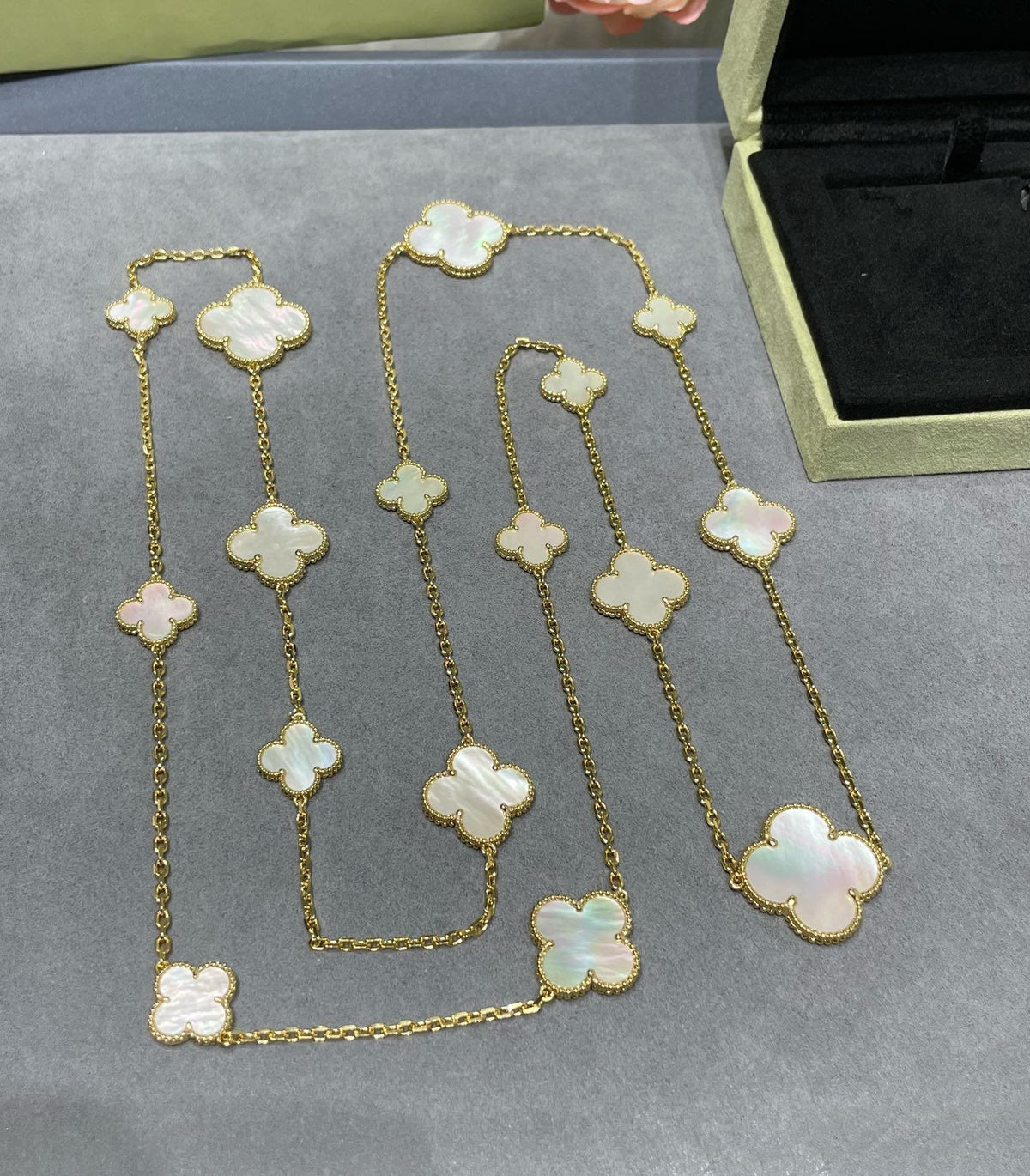 ¡®lume Jewelry¡¯CLOVER 16 MOTIF WHITE MOP GOLD NECKLACE
