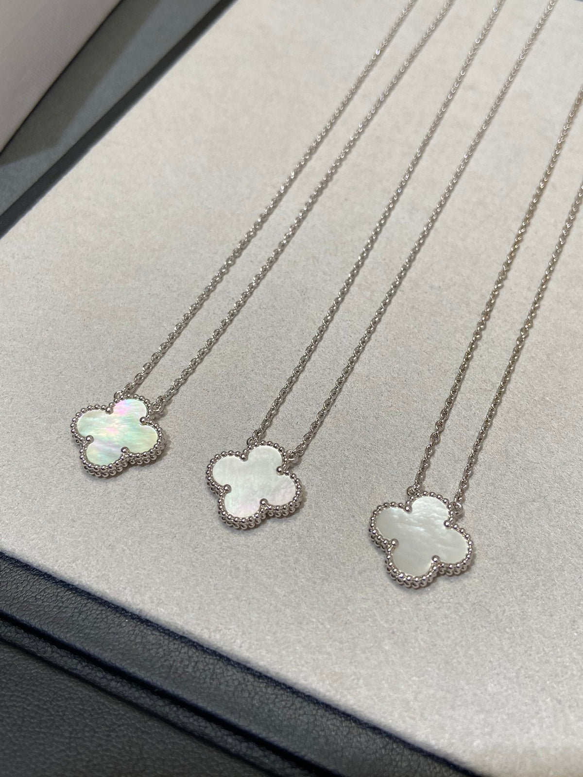 ¡®lume Jewelry¡¯CLOVER MEDIUM SILVER WHITE MOP NECKLACE