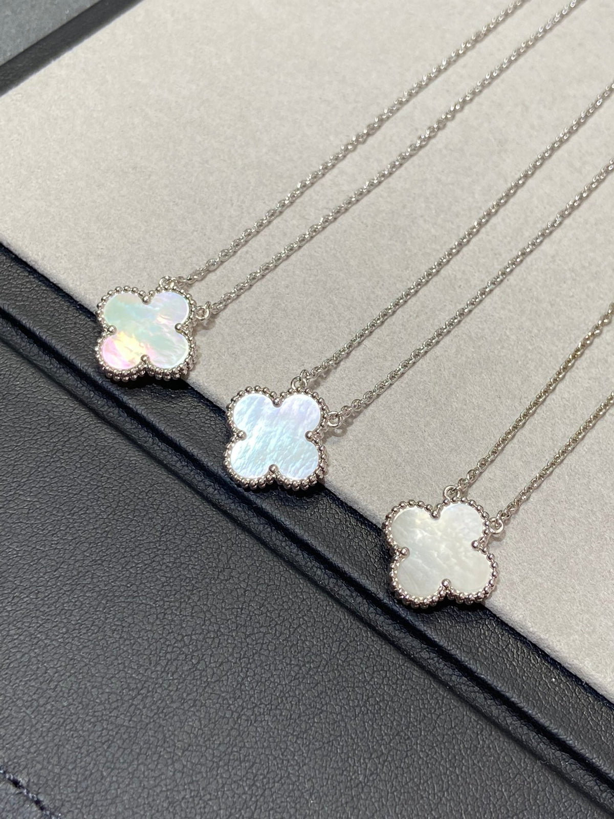 ¡®lume Jewelry¡¯CLOVER MEDIUM SILVER WHITE MOP NECKLACE