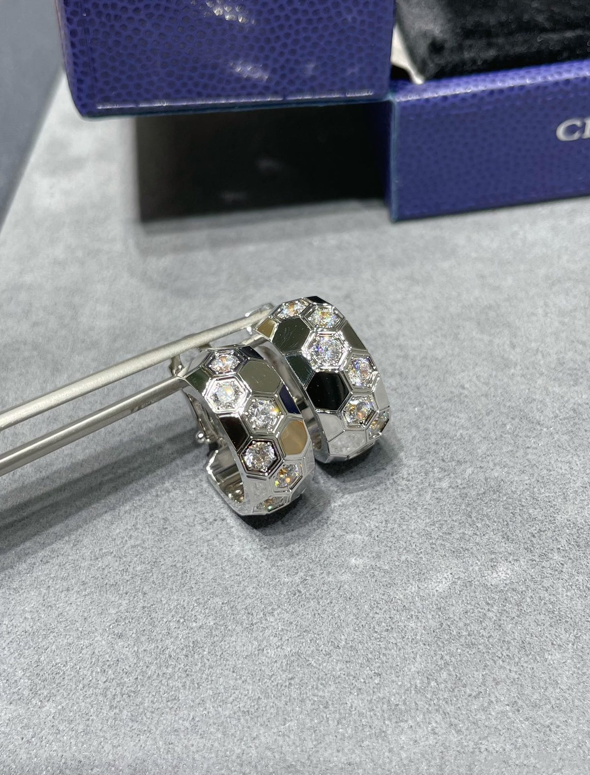 ¡®lume Jewelry¡¯BEE LOVE DIAMOND HOOP EARRINGS