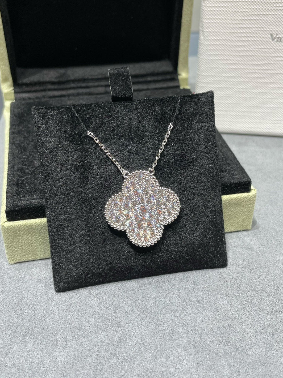 ¡®lume Jewelry¡¯CLOVER 25MM LARGE PENDANT DIAMOND PAVED SILVER NECKLACE