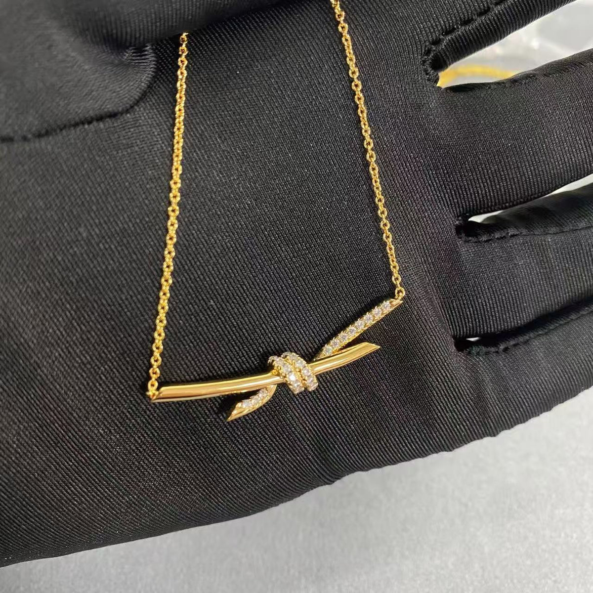 [lume Jewelry]T House Diamond-Studded Knot Necklace
