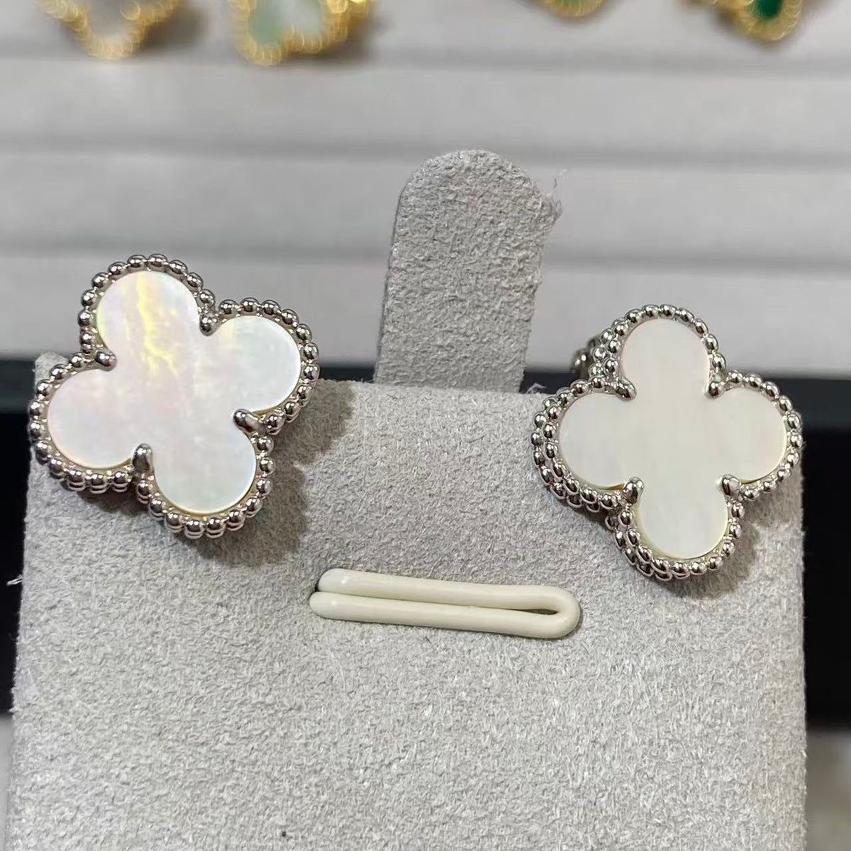 [lume Jewelry] CLOVER LARGE (20mm) 1 MOTIFS WHITE MOP STUD EARRINGS