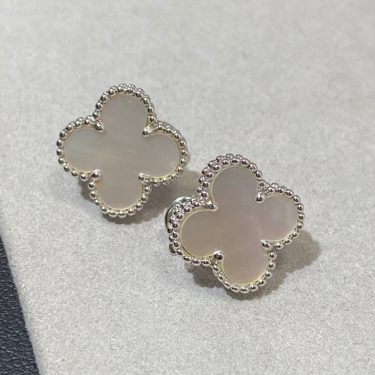 [lume Jewelry] CLOVER LARGE (20mm) 1 MOTIFS WHITE MOP STUD EARRINGS