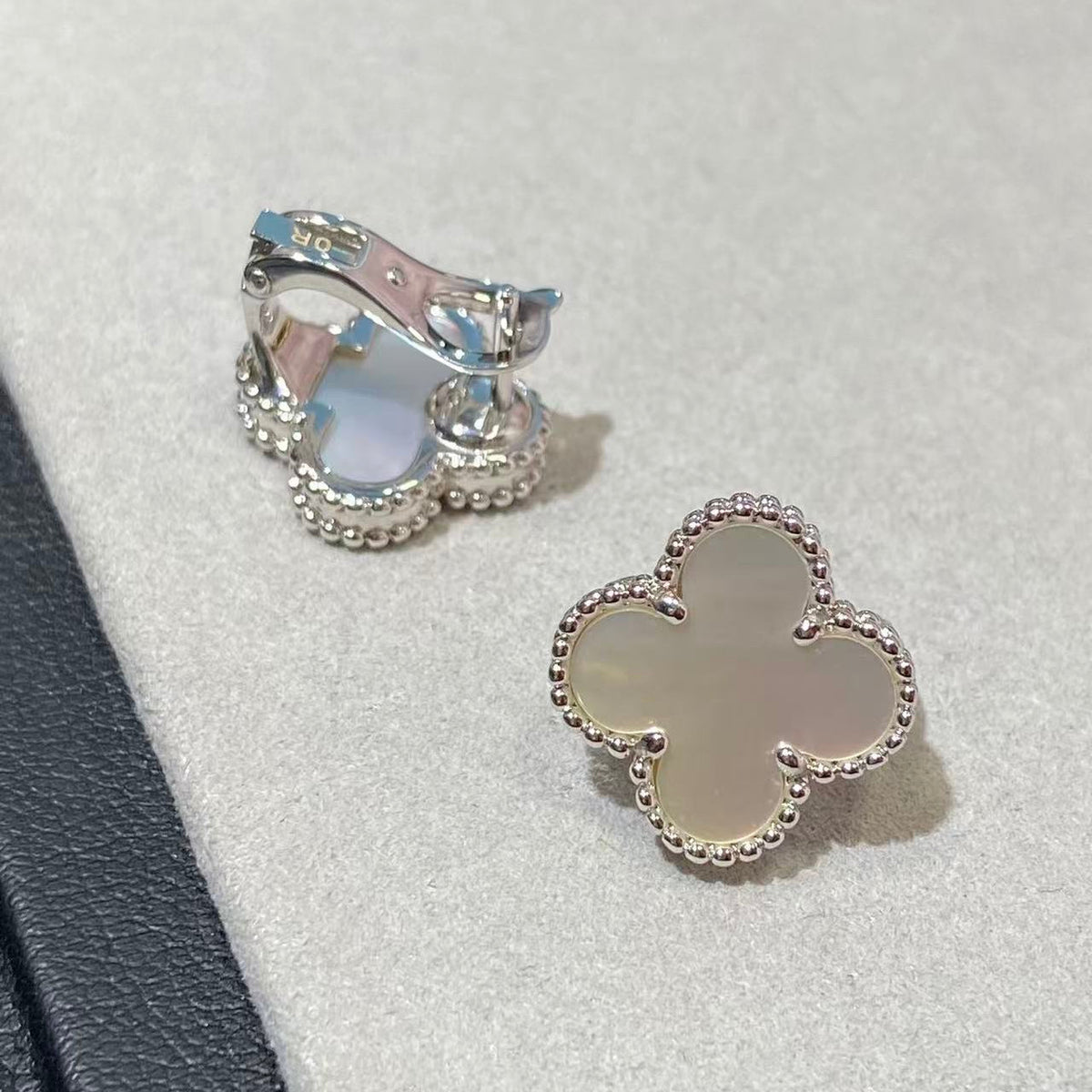 [lume Jewelry] CLOVER LARGE (20mm) 1 MOTIFS WHITE MOP STUD EARRINGS
