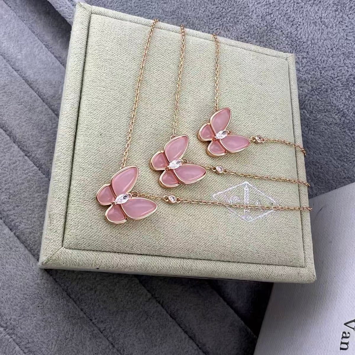 [lume Jewelry] Pink Butterfly Necklace
