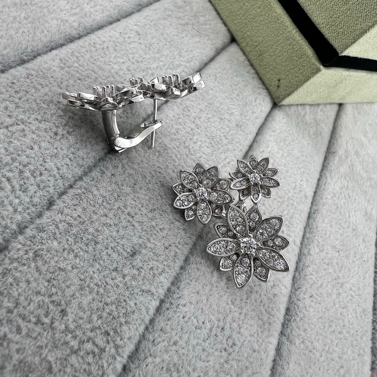 [lume Jewelry] Full Diamond Hollow Lotus Necklace Set