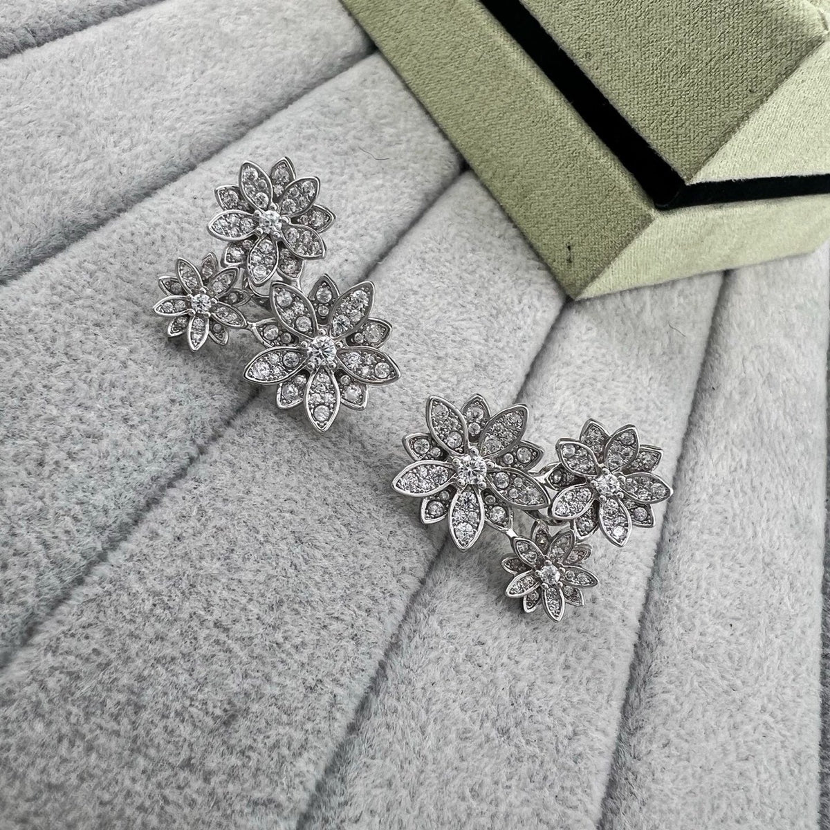 [lume Jewelry] Full Diamond Hollow Lotus Necklace Set