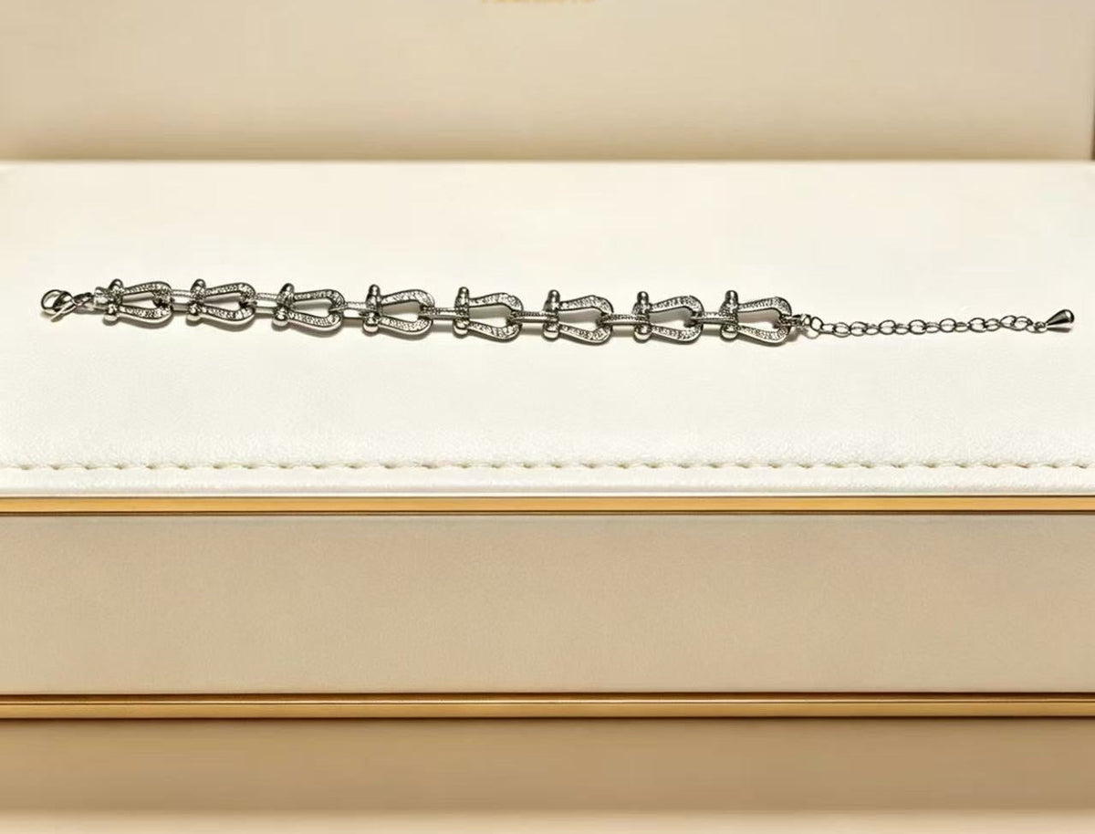 ¡®lume JewelryDiamond-studded Horseshoe Bracelet