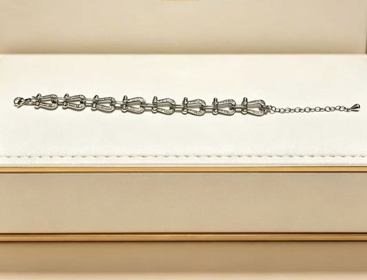 ¡®lume JewelryDiamond-studded Horseshoe Bracelet