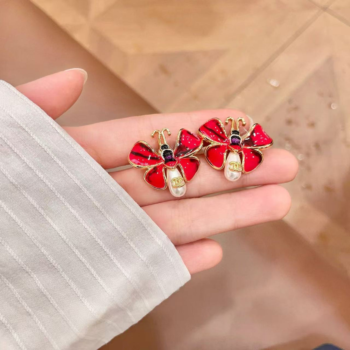 [lume Jewelry] Ladybug Enamel & Faux Pearl Clip-On Earrings
