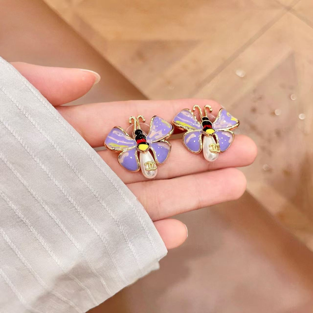 [lume Jewelry] Ladybug Enamel & Faux Pearl Clip-On Earrings