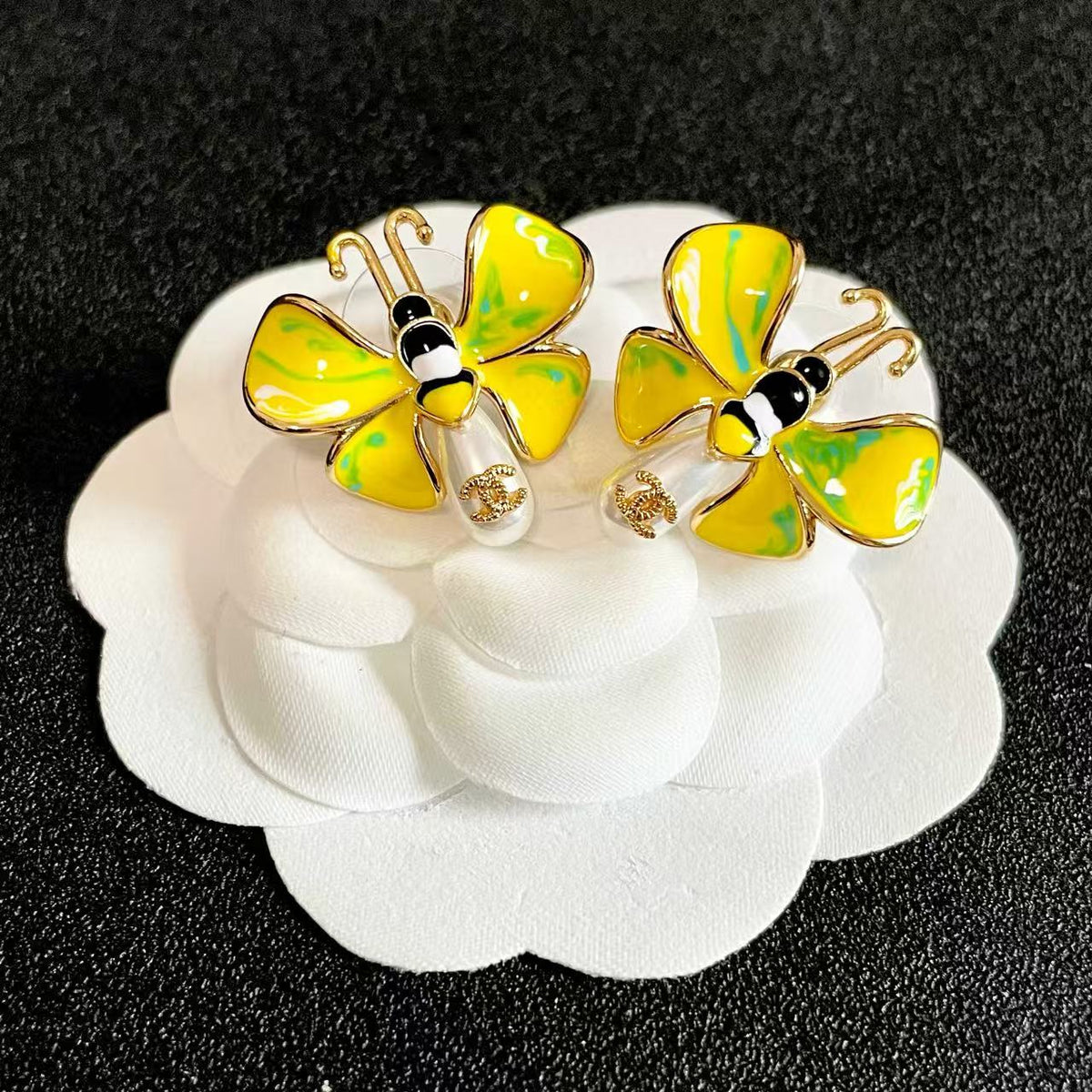 [lume Jewelry] Ladybug Enamel & Faux Pearl Clip-On Earrings