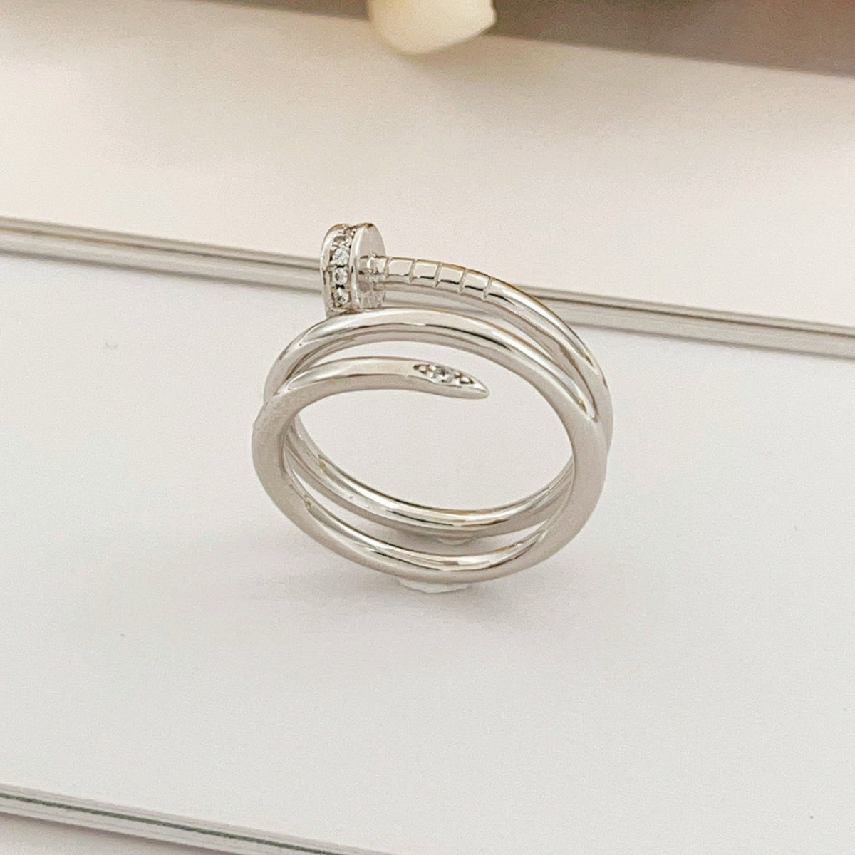 ¡®lume Jewelry¡¯Juste un Clou Double‑Loop Diamond‑Set Ring