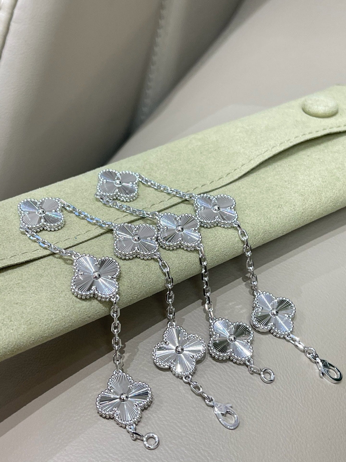 [lume Jewelry]Vintage Alhambra 5‑Flower Guilloché Silver‑Tone Bracelet