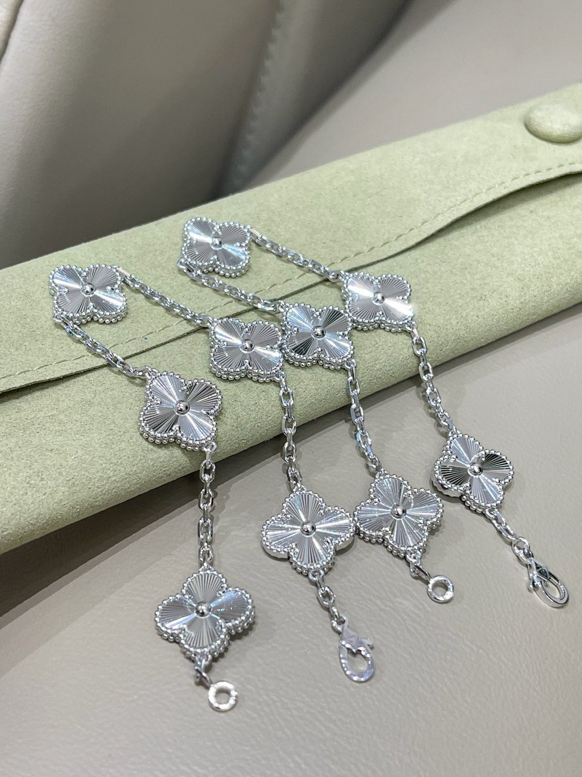 [lume Jewelry]Vintage Alhambra 5‑Flower Guilloché Silver‑Tone Bracelet