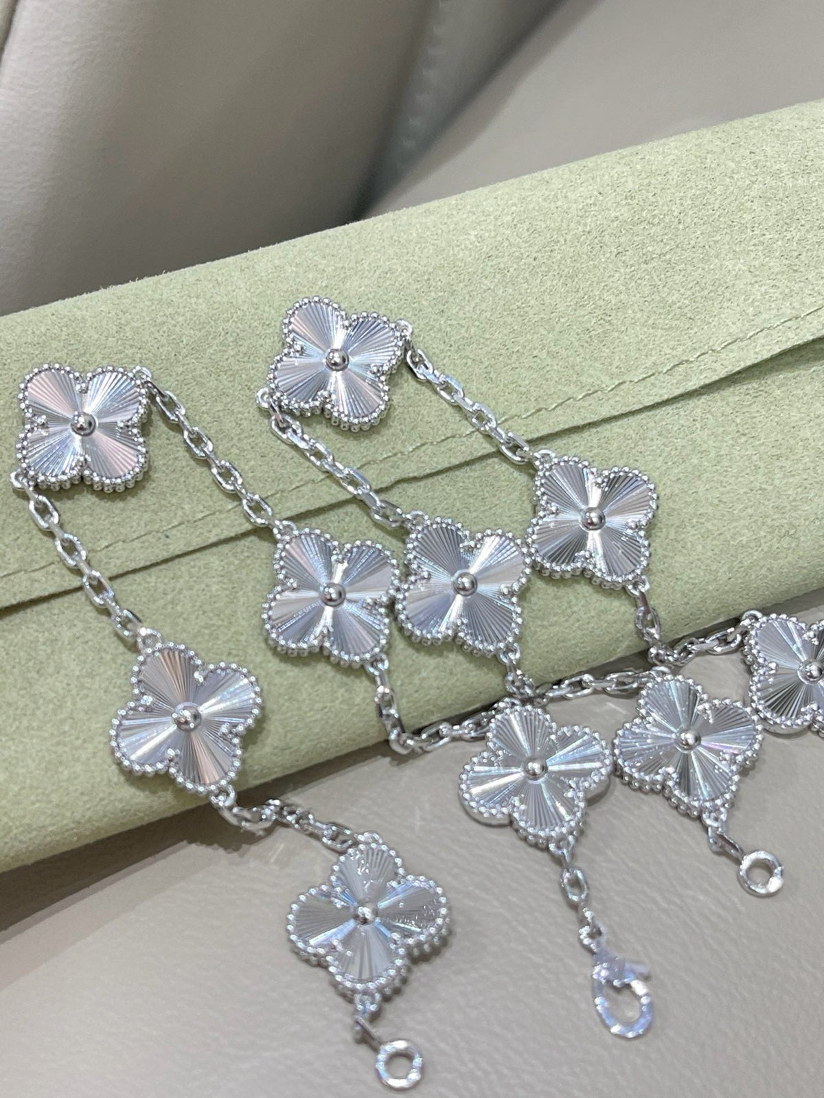 [lume Jewelry]Vintage Alhambra 5‑Flower Guilloché Silver‑Tone Bracelet