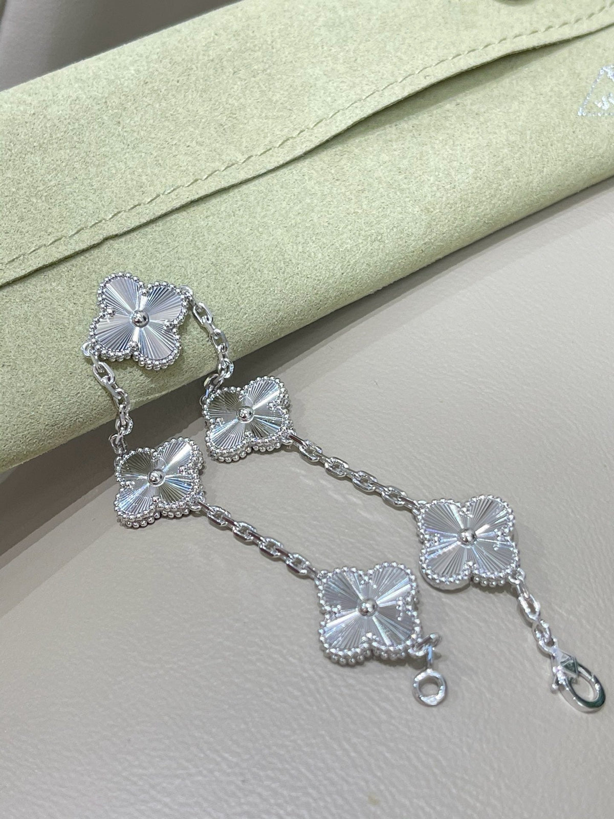 [lume Jewelry]Vintage Alhambra 5‑Flower Guilloché Silver‑Tone Bracelet