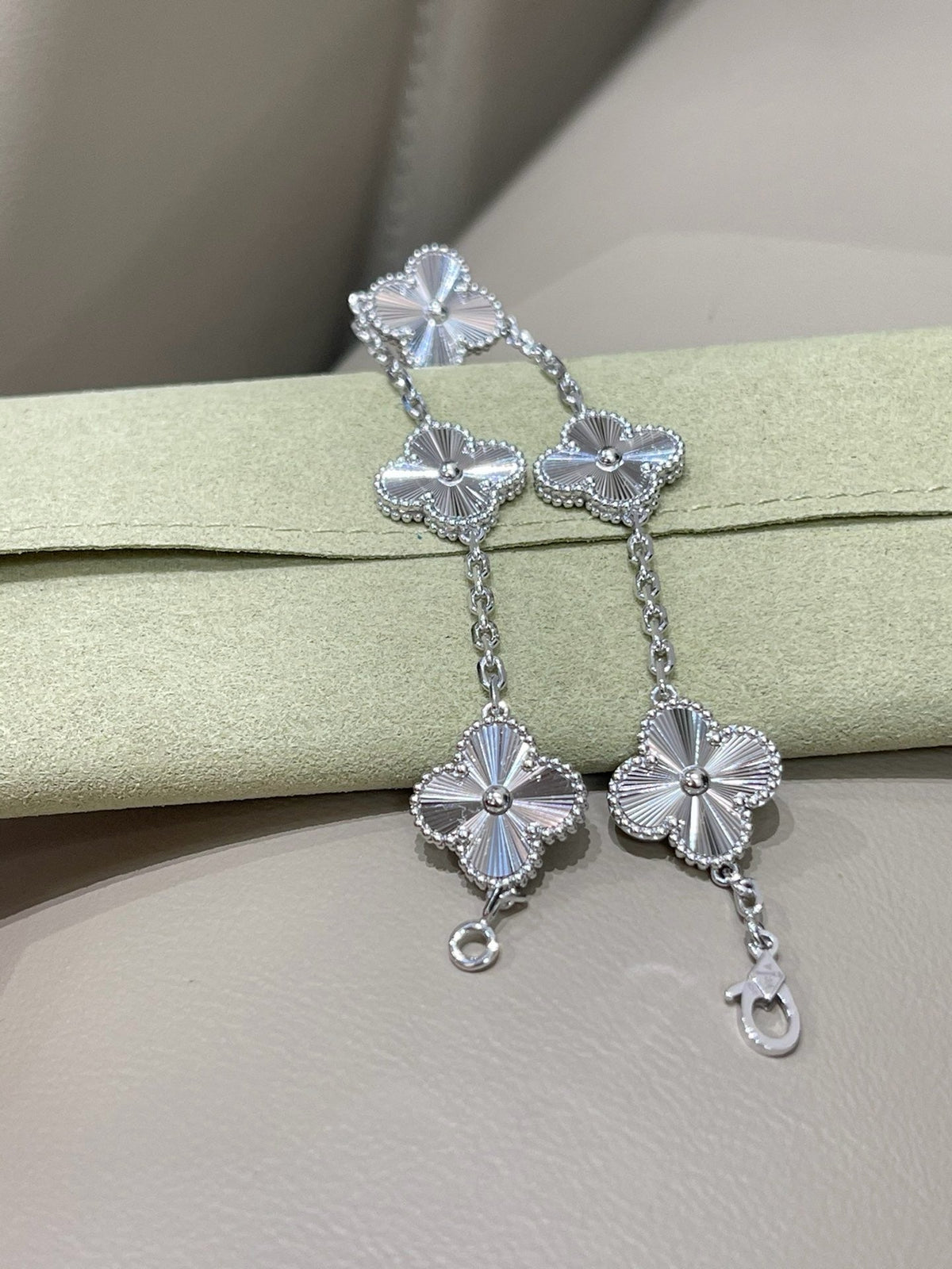 [lume Jewelry]Vintage Alhambra 5‑Flower Guilloché Silver‑Tone Bracelet