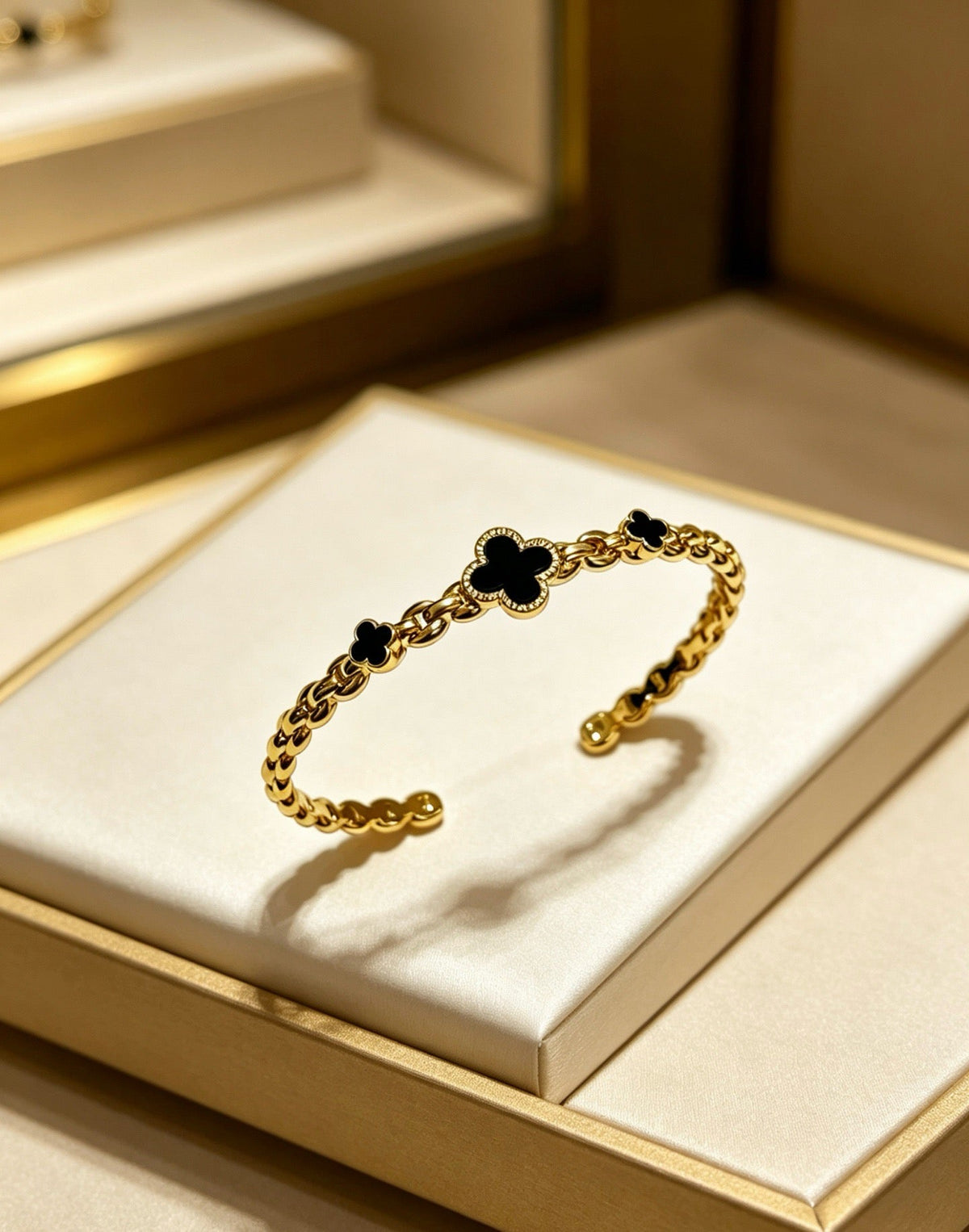 ¡®lume Jewelry¡¯Vintage Alhambra 3‑Flower Open Cuff, Black Onyx Gold‑Tone Chain Bangle