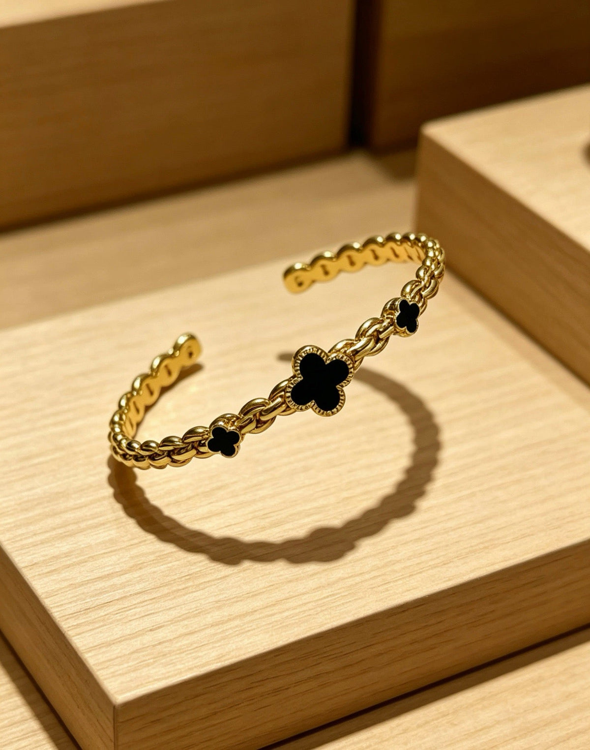 ¡®lume Jewelry¡¯Vintage Alhambra 3‑Flower Open Cuff, Black Onyx Gold‑Tone Chain Bangle