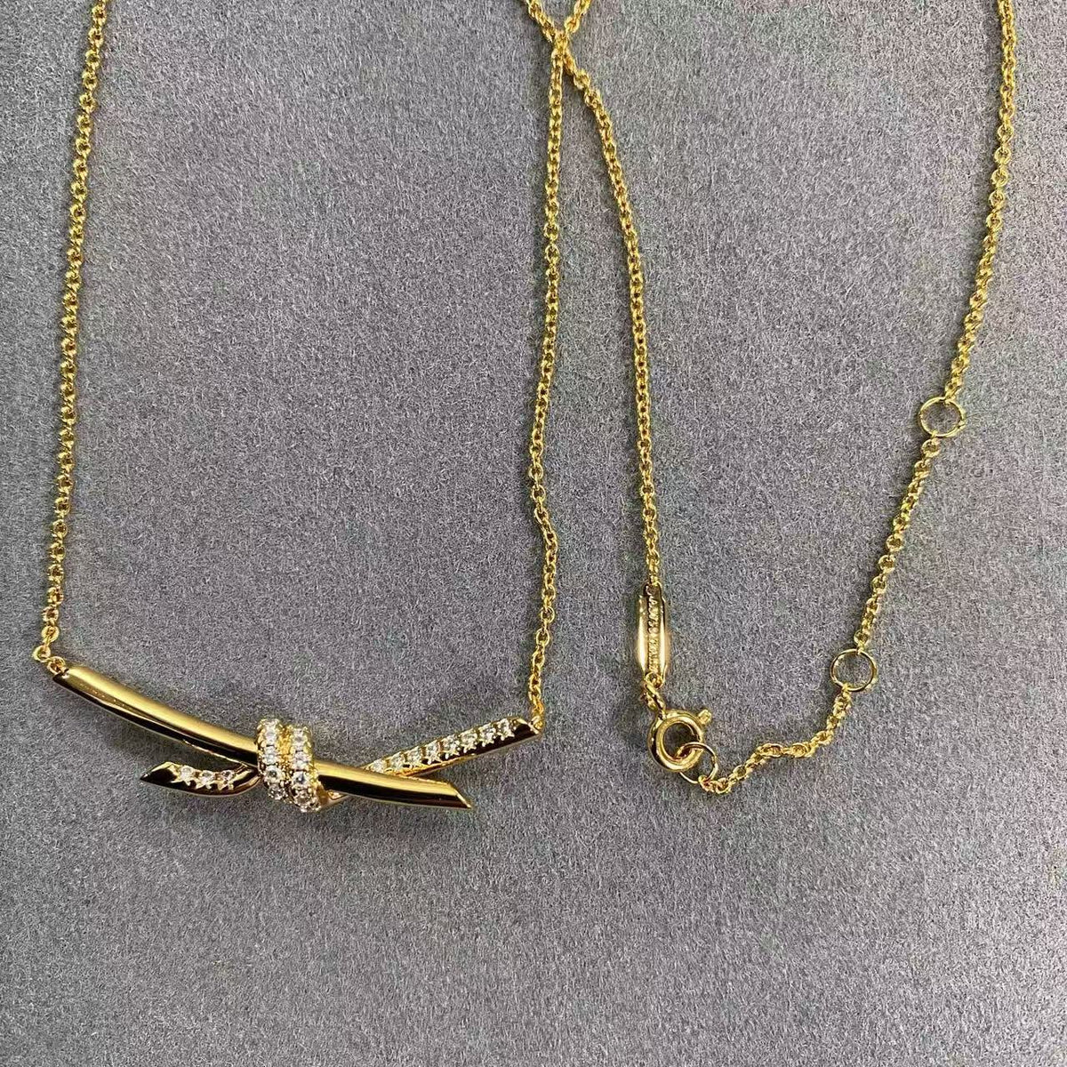 [lume Jewelry]T House Diamond-Studded Knot Necklace