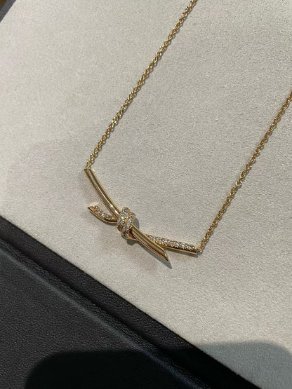[lume Jewelry]T House Diamond-Studded Knot Necklace