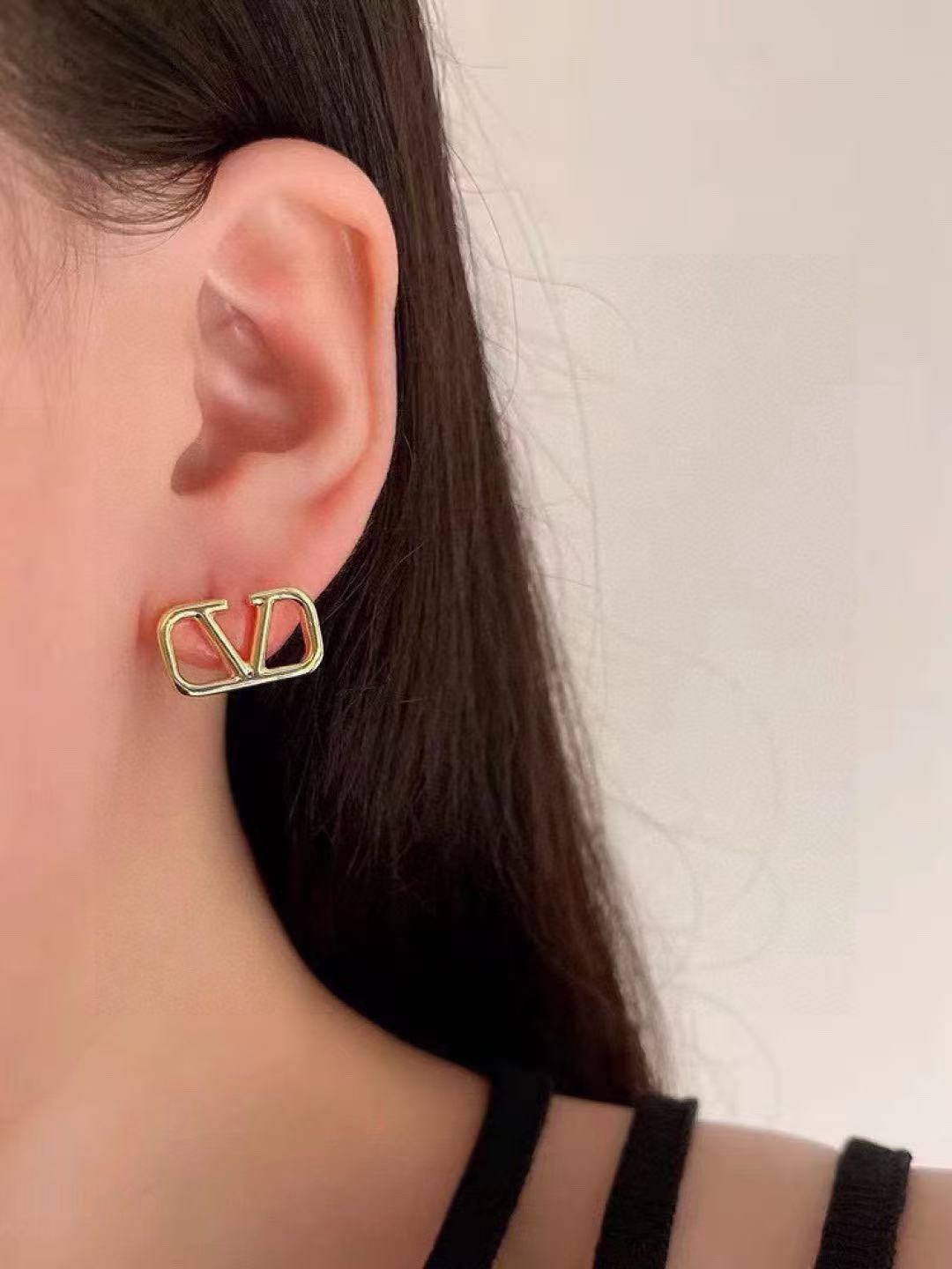 [lume Jewelry]Gold V-shaped stud earrings